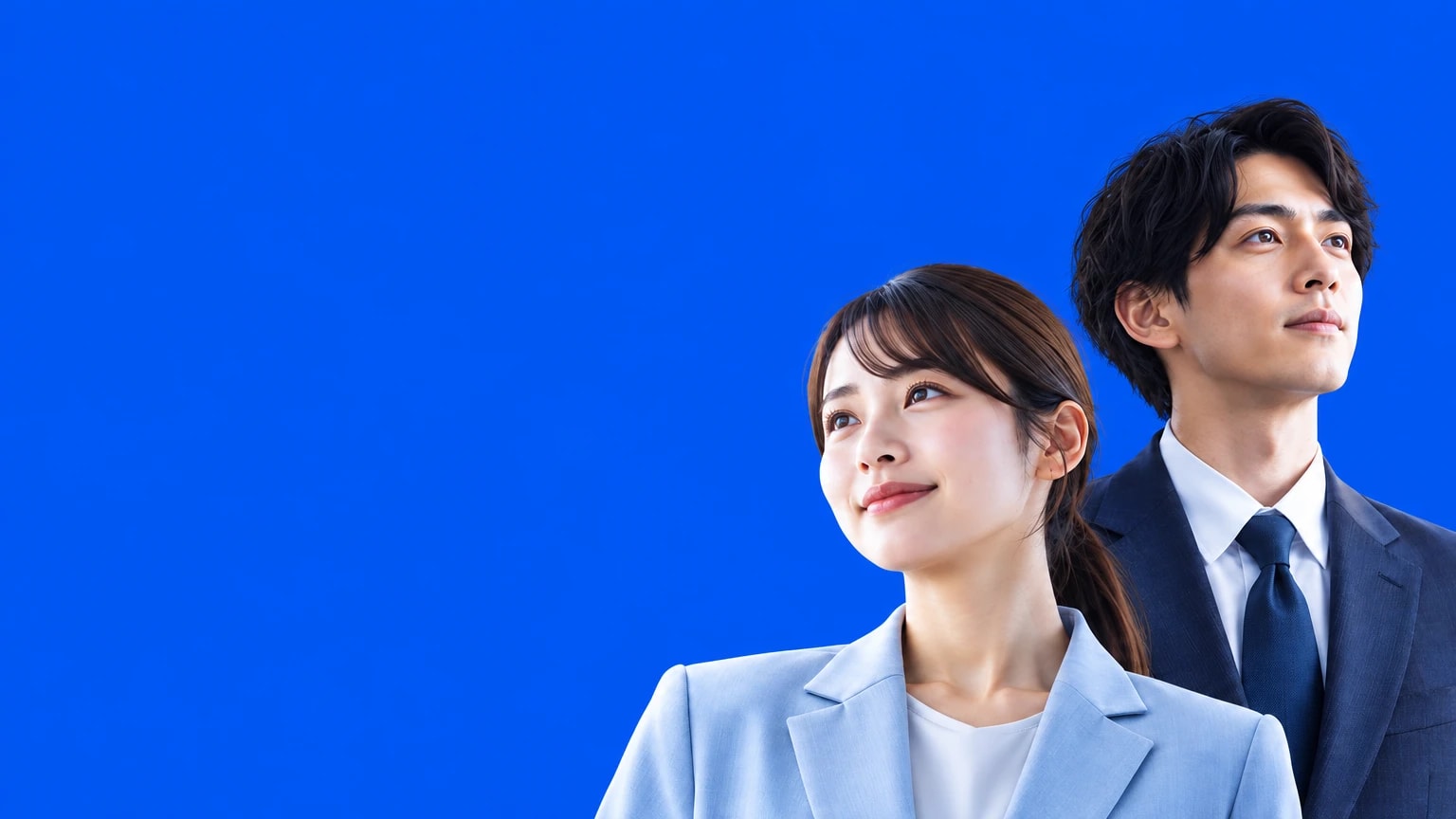 未来を見つめる2人のAIスタッフイメージ